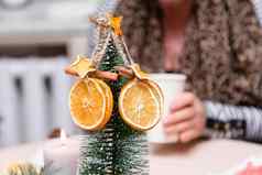 干橙色星星橘子肉桂装饰挂圣诞节树模糊背景