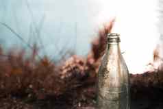 污染环境人类玻璃瓶扔垃圾草地