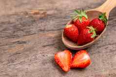 甜蜜的草莓自然水果草莓木勺子木表格食物背景新鲜收获草莓