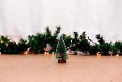 微型圣诞节树模糊背景圣诞节灯图像圣诞节假期装饰概念最小的概念