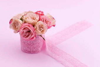 花束美丽的玫瑰站小桶花边丝带粉红色的背景空间文本
