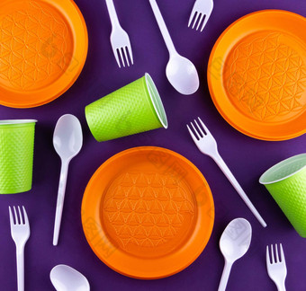 塑料橙色绿色浪费集合紫色的背景概念塑料污染生态问题