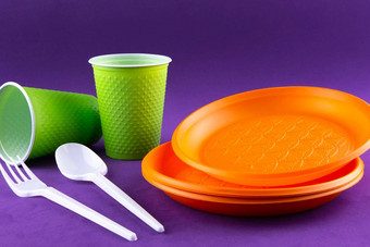 塑料橙色绿色浪费集合紫色的背景概念塑料污染生态问题