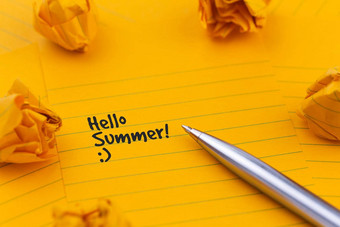 概念夏天规划夏天旅行橙色表纸笔文具对象