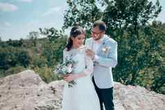 婚礼照片新娘新郎gray-pink颜色自然森林岩石