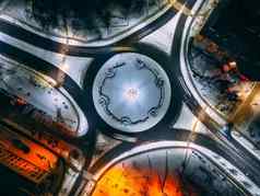 晚上空中视图环形交叉路口路圆形汽车小欧洲城市