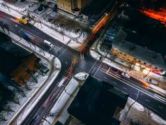 晚上空中视图十字路口圆形汽车小欧洲城市