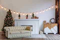圣诞节装饰明亮的室内白色沙发装饰圣诞节树壁炉加兰