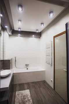 现代浴室白色灰色的音调马赛克宽角视图