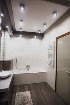 现代浴室白色灰色的音调马赛克宽角视图