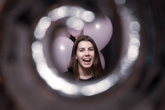 视图隧道脸漂亮的女孩情感快乐持有粉红色的气球生日