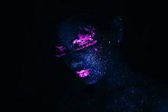 肖像美丽的时尚女人霓虹灯光模型女孩荧光有创意的迷幻化妆艺术设计女模型