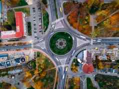 空中视图环形交叉路口路圆形汽车小欧洲城市秋天多云的一天