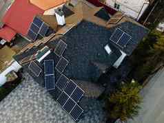 空中视图太阳能光伏面板房子屋顶