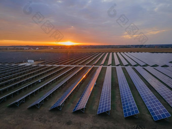 空中无人机视图大太阳能面板太阳能农场明亮的日落太阳能<strong>细胞</strong>权力植物