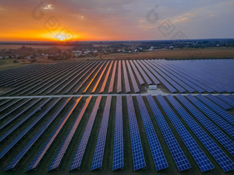 空中无人机视图大太阳能面板太阳能农场明亮的日落太阳能细胞权力植物