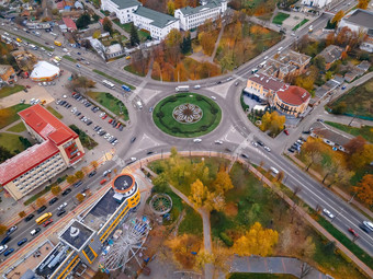 空中视图环形交叉路口路圆形汽车小欧洲城市秋天多云的一天