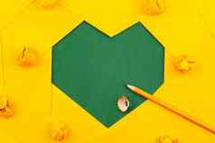橙色表纸铅笔皱巴巴的论文谎言绿色学校董事会形式框架心形状