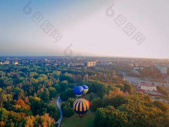 热空气气球准备早期早....起飞公园小欧洲城市