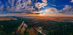 全景空气视图色彩斑斓的热空气气球飞行公园河小欧洲城市夏天日落