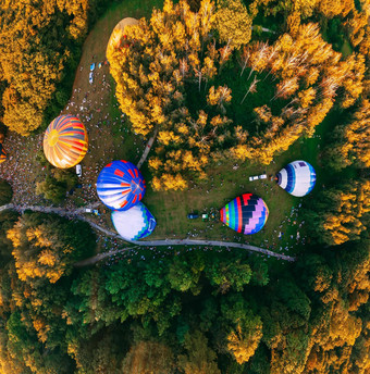 全景空气视图热空气气球准备早期早....起飞公园小欧洲城市