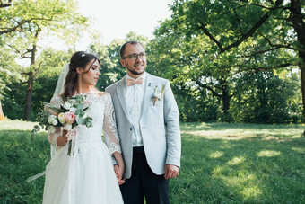 婚礼照片新娘新郎gray-pink颜色自然森林岩石
