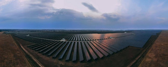 空中全景视图大太阳能面板太阳能农场明亮的日落太阳能细胞权力植物