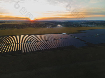 空中无人机视图大太阳能面板太阳能农场大场农村明亮的日落太阳能细胞权力植物