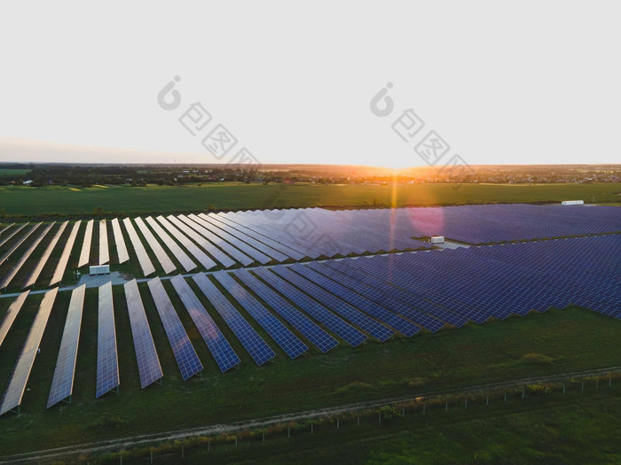 空中无人机视图大太阳能面板太阳能农场明亮的日落太阳能细胞权力植物