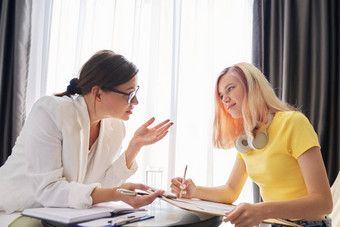 女人社会工人会说话的十几岁的女孩办公室