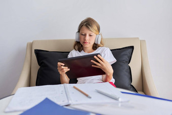 女孩研究在线首页孩子数字平板电脑耳机