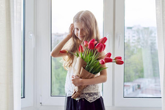 母亲的一天女孩孩子花束红色的郁金香花首页