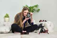 年轻的女人古董相机摄影电影博主记录流