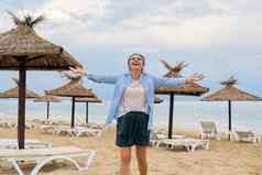 海边度假胜地快乐成熟的女人桑迪海海滩