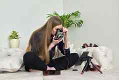 年轻的女人古董相机摄影电影博主记录流