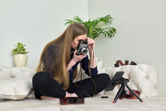 年轻的女人古董相机摄影<strong>电</strong>影博主记录流