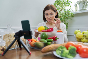 女<strong>营养学家</strong>告诉追随者健康的食物营养补充