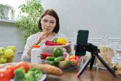 女营养学家告诉追随者健康的食物营养补充