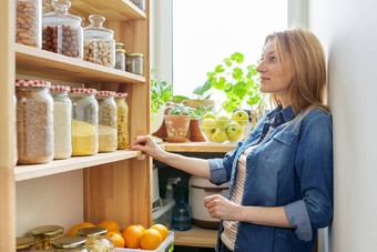 首页厨房<strong>储藏</strong>室女人木架食物<strong>罐</strong>子容器