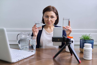 <strong>营养学家</strong>女人会说话的在线健康的吃水维生素