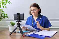 在线医生咨询女会说话的病人视频调用