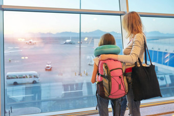 机场乘客家庭妈妈。女儿孩子飞机全景窗口