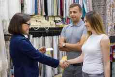 女商店老板业务卡年轻的夫妇小业务首页纺织商店