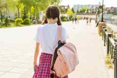 十几岁的学生女孩走街背包回来学校回来视图