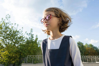 户外肖像小学生女孩眼镜统一的学校教育知识孩子们复制空间