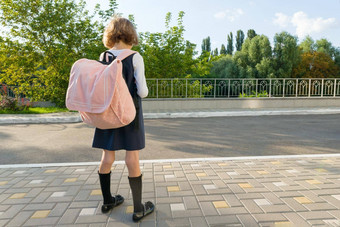 户外肖像小学生女孩眼镜统一的背包学校教育知识孩子们回来视图复制空间