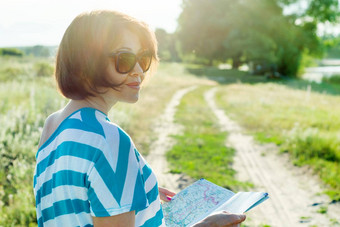 成人女人旅行者旅游地图农村路