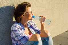 成人女人眼镜喝水瓶热夏天一天