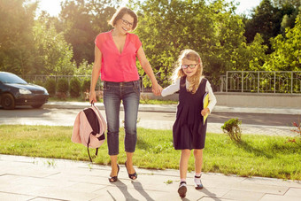 妈妈。女儿学生走学校