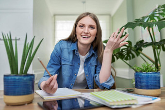 积极的微笑女大学<strong>学生会</strong>说话的网络摄像头首页